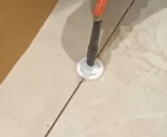 浠水瓷砖空鼓维修公司专业解答瓷砖在铺贴过程中，如果没有涂抹均匀到位的粘结材料（如水泥砂浆或瓷砖胶），可能会导致以下问题