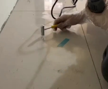 浠水瓷砖开裂维修公司专业分享瓷砖在铺贴前如果没有沥干水分，将会导致以下问题